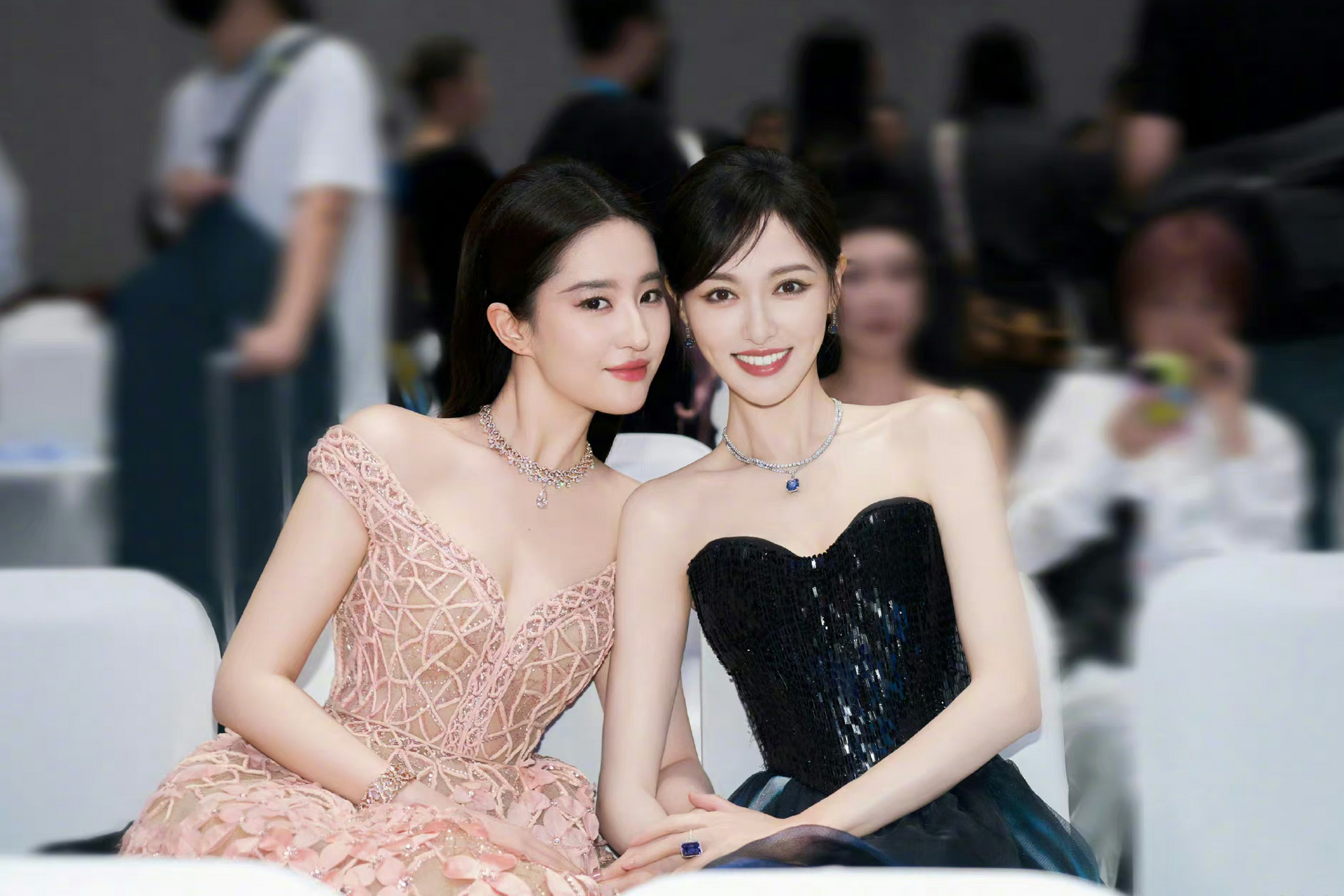 原来明星也会和普通人一样摆"剪刀手7015"合照的,太可爱了!