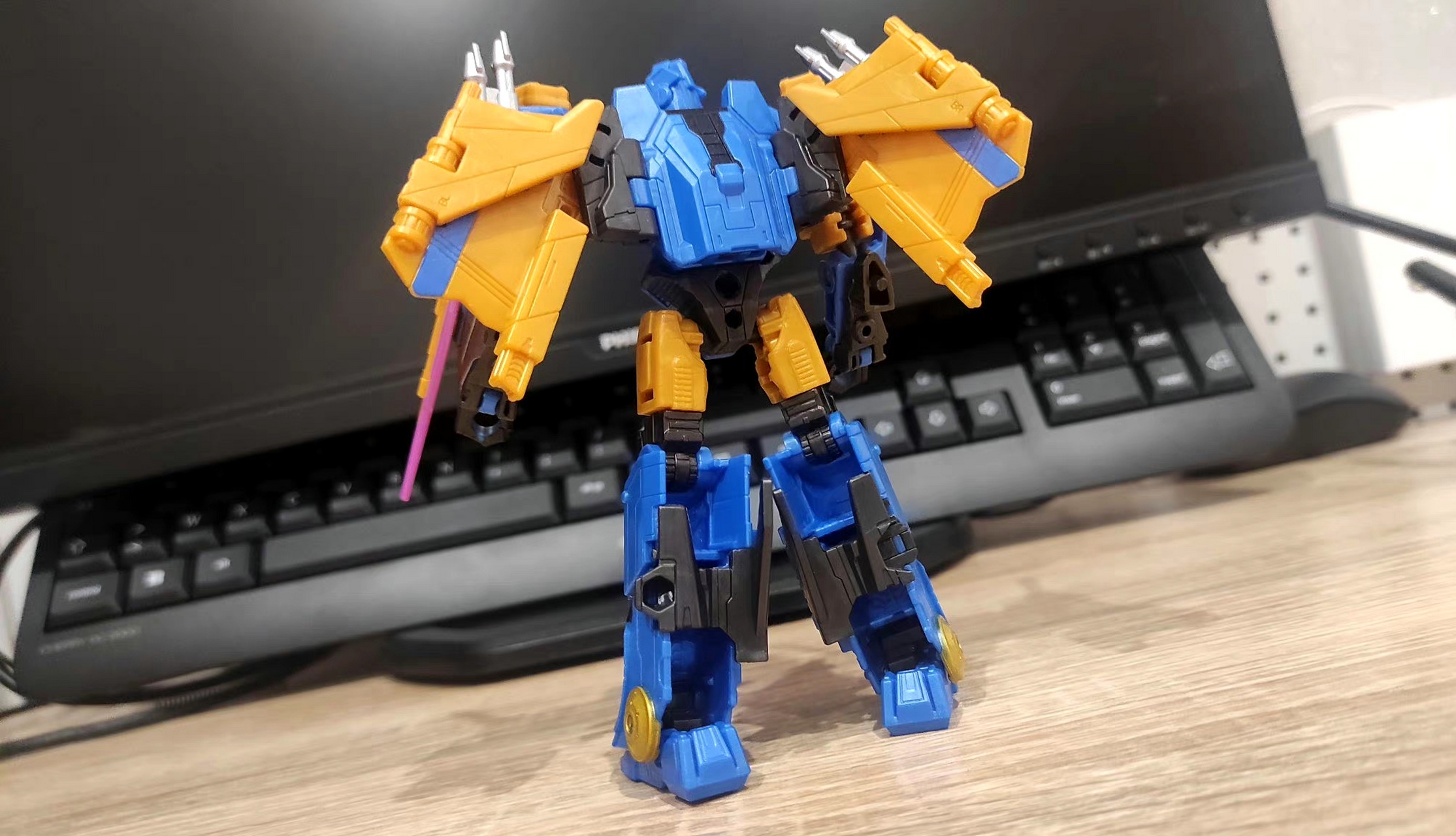 模型欣赏:剧场动画《变形金刚:起源》主线系列 大黄蜂与御天敌模型