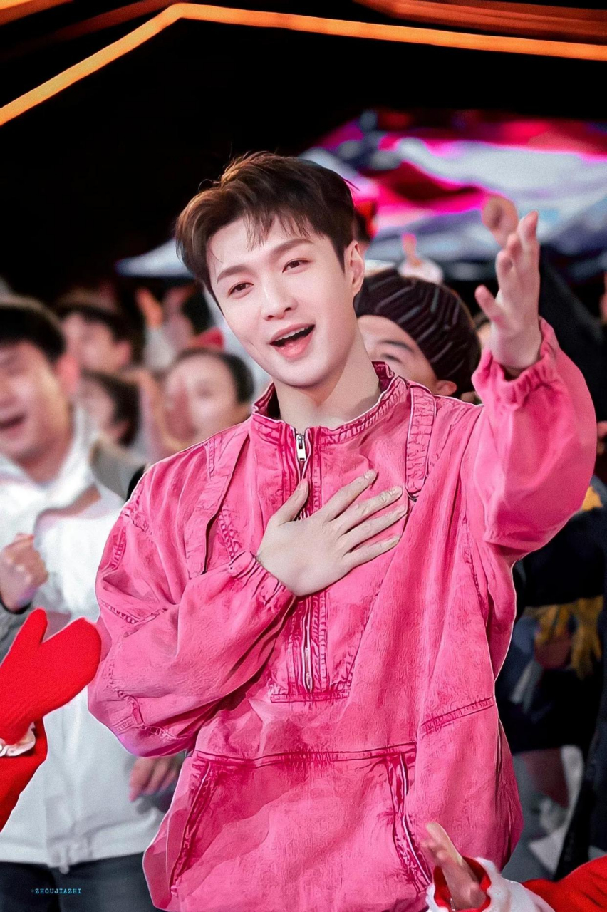 春晚长沙分会场的张艺兴太帅了,第一次看到一个男生这样穿也帅