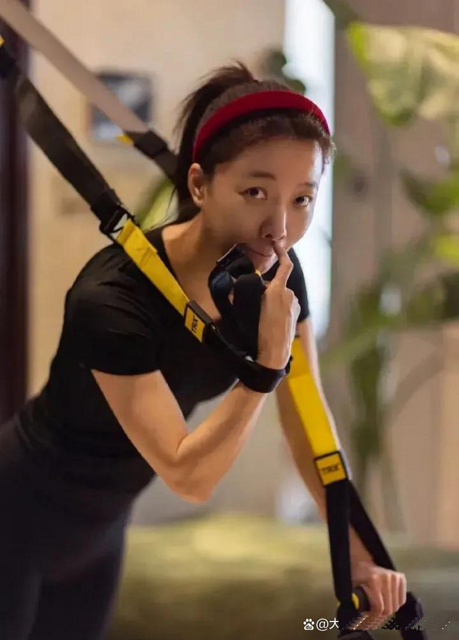 王珞丹过年时不小心胖了5公斤,所以她现在超级努力地运动健身试图恢复