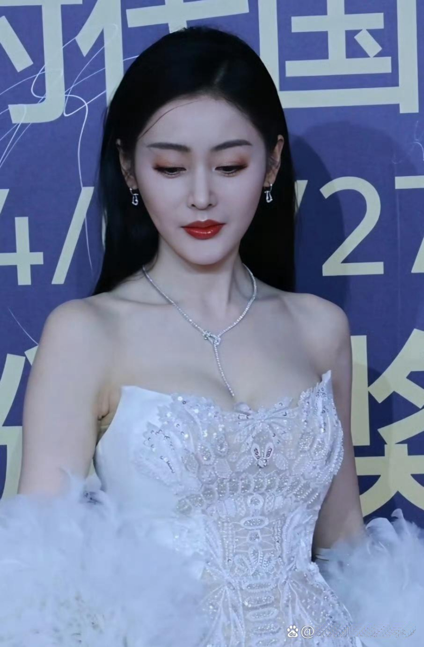 张天爱穿了一件白色的纱裙,看着好有气质啊