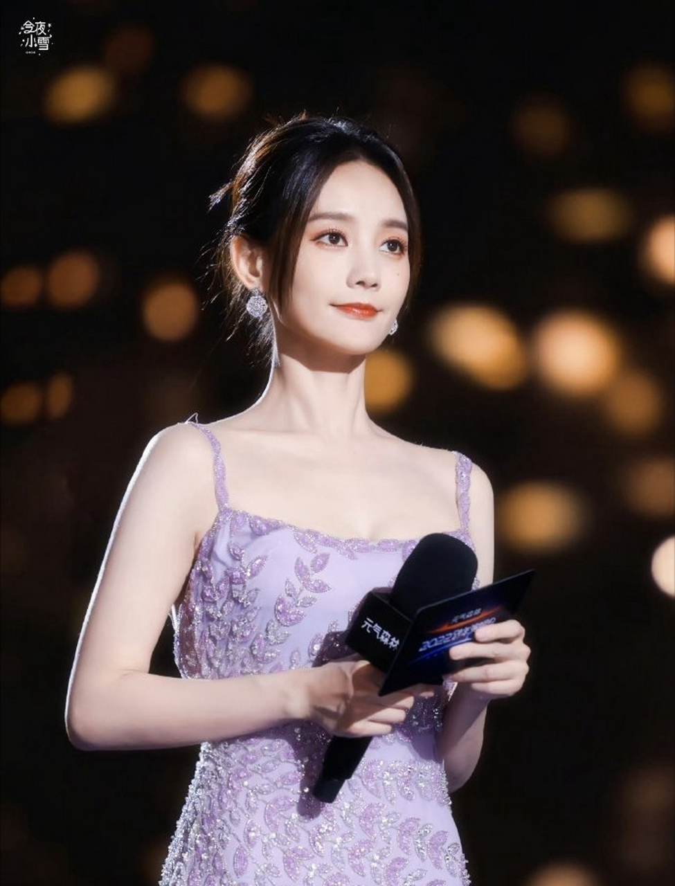 白皙女神李一桐,紫色裙子尽显优雅韵味,美到窒息!