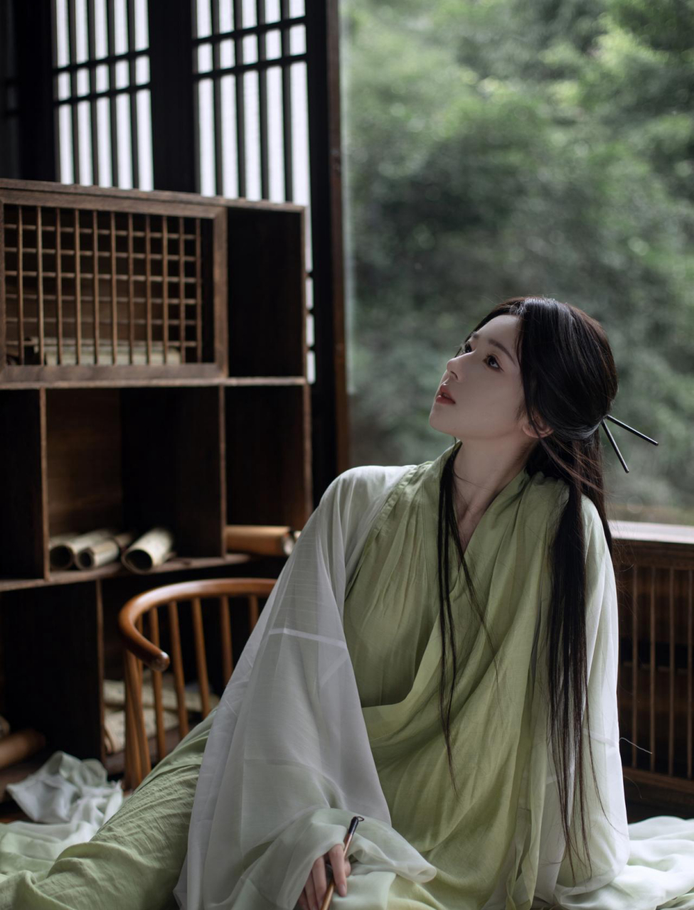 古风之美,穿越千年.淡雅绿裳,女子温婉.砚台笔墨,书写流年.
