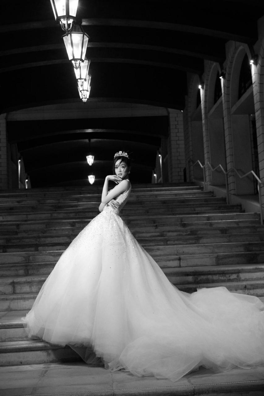 吴宣仪白色婚纱裙,甜美烂漫,头戴皇冠犹如公主一般