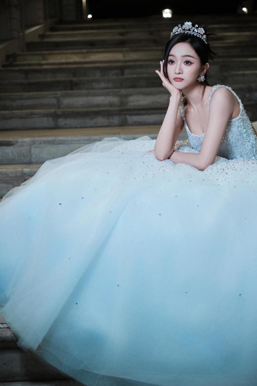 吴宣仪白色婚纱裙,甜美烂漫,头戴皇冠犹如公主一般