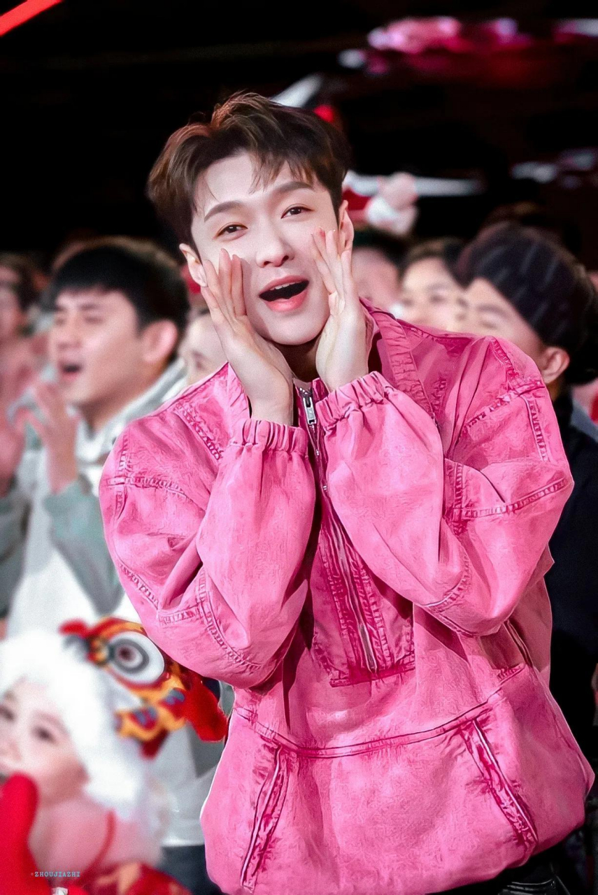 春晚长沙分会场的张艺兴太帅了,第一次看到一个男生这样穿也帅