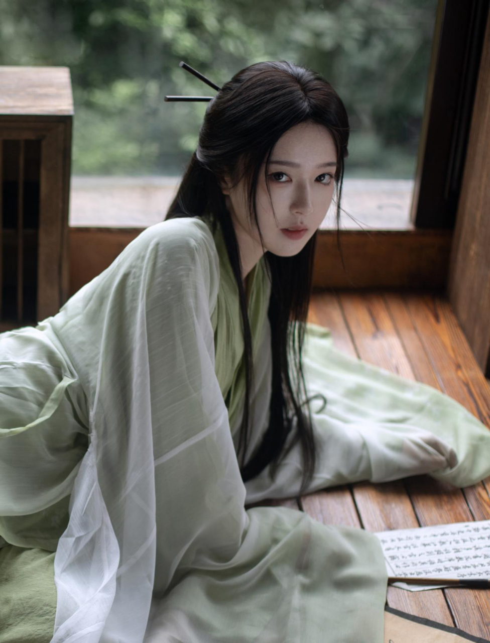 古风之美,穿越千年.淡雅绿裳,女子温婉.砚台笔墨,书写流年.