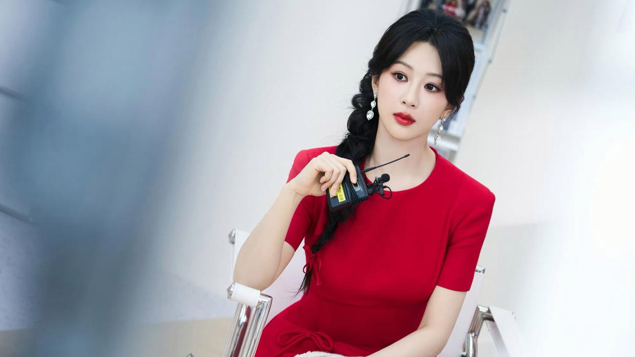 "杨紫红衣造型惊艳,直播互动尽显魅力.
