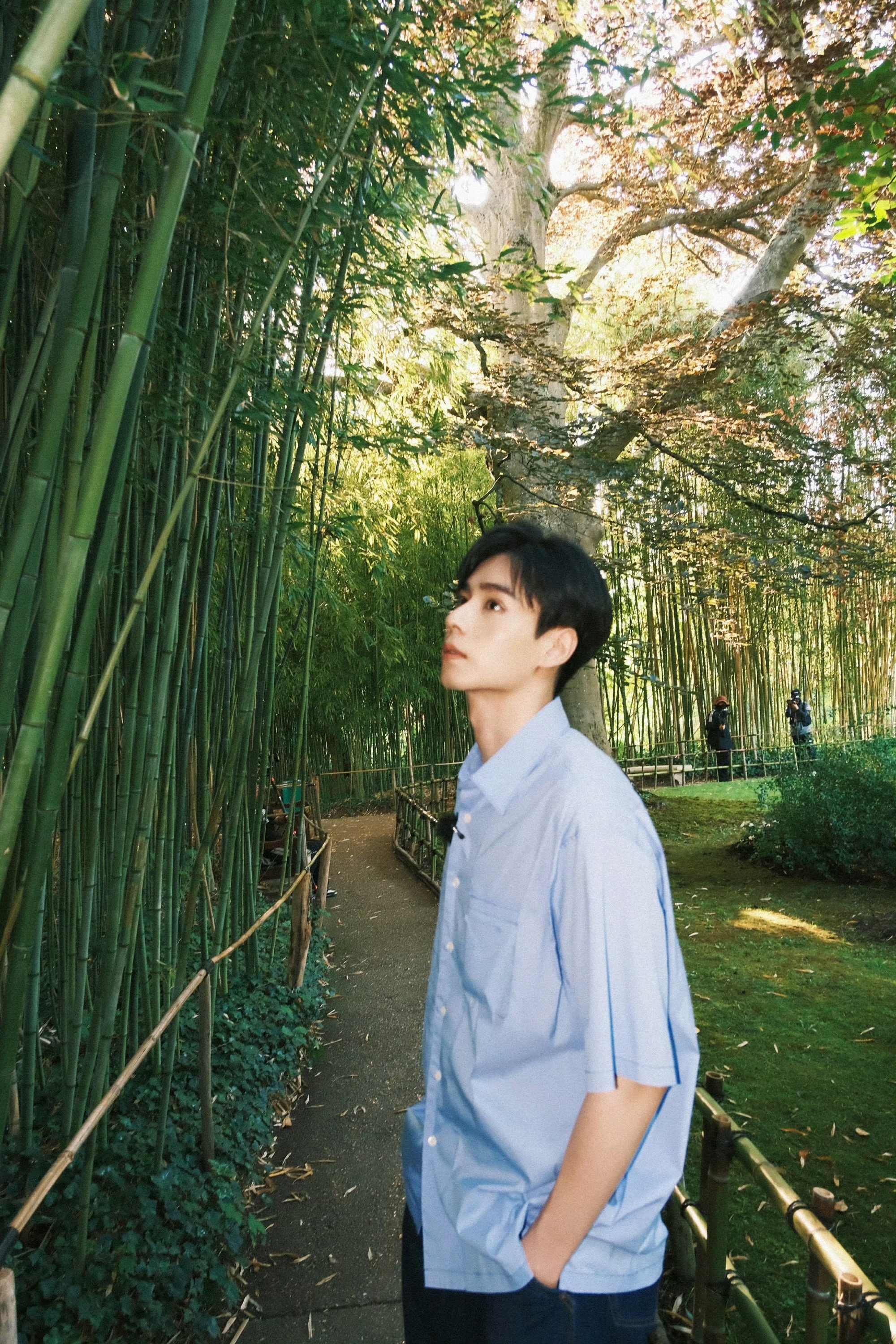 虞书欣拍的胡一天,少年感满满,完全就是隔壁高中校草的感觉啊!