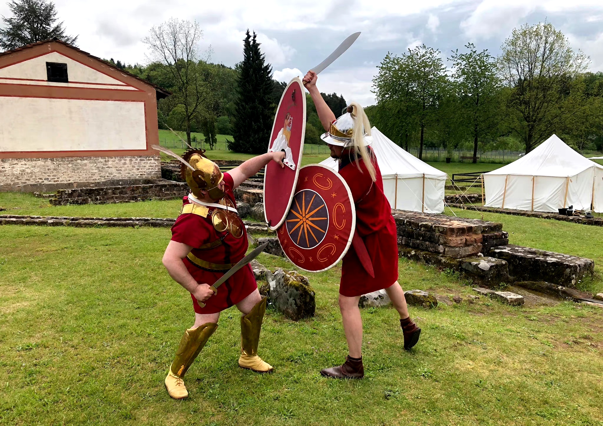 德国重演社团"hetairoi"扮演的马其顿重步兵,主要装备包括长矛,短剑和