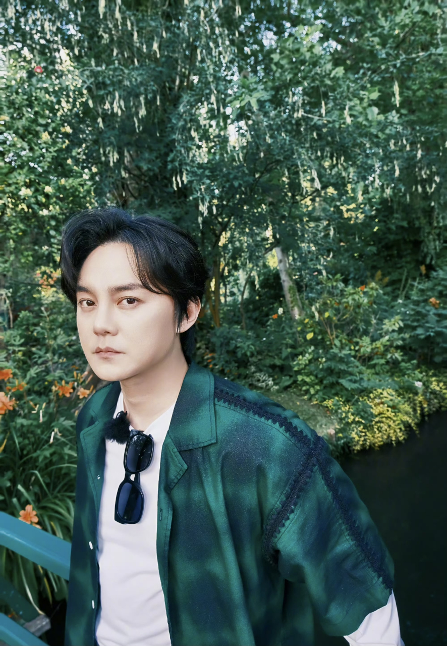 尹正出道时像吴彦祖,现在怎么残成这个样子.[囧]