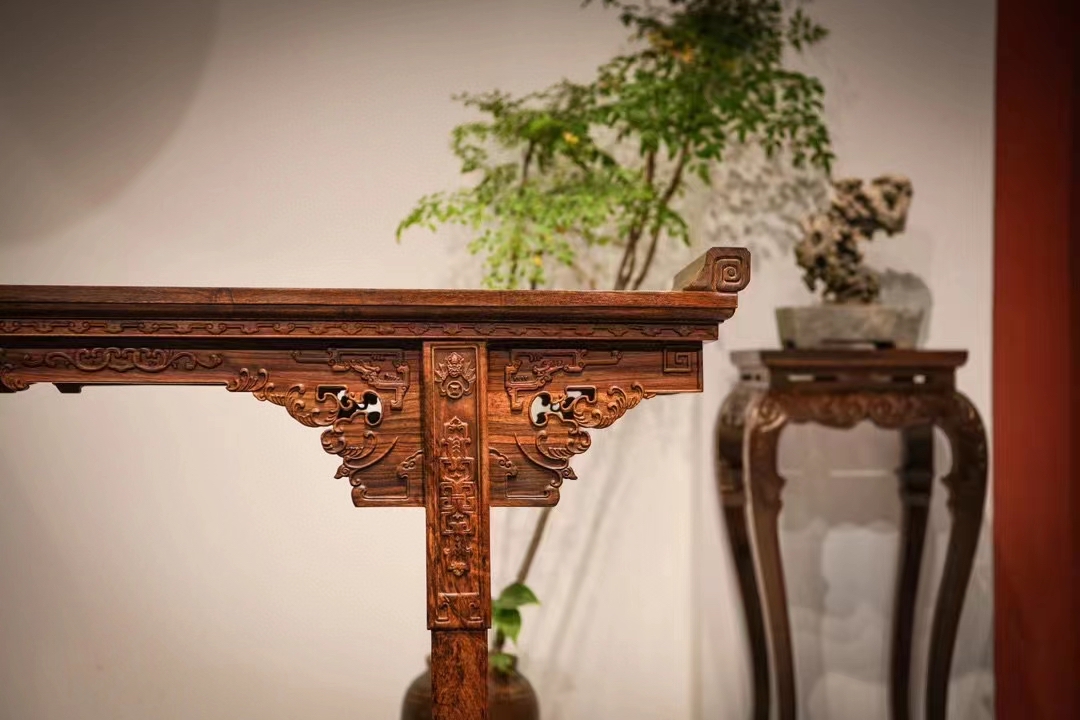 一块玉,是家具里的行话,指的是条案或架几案面用独板厚材做的家具.