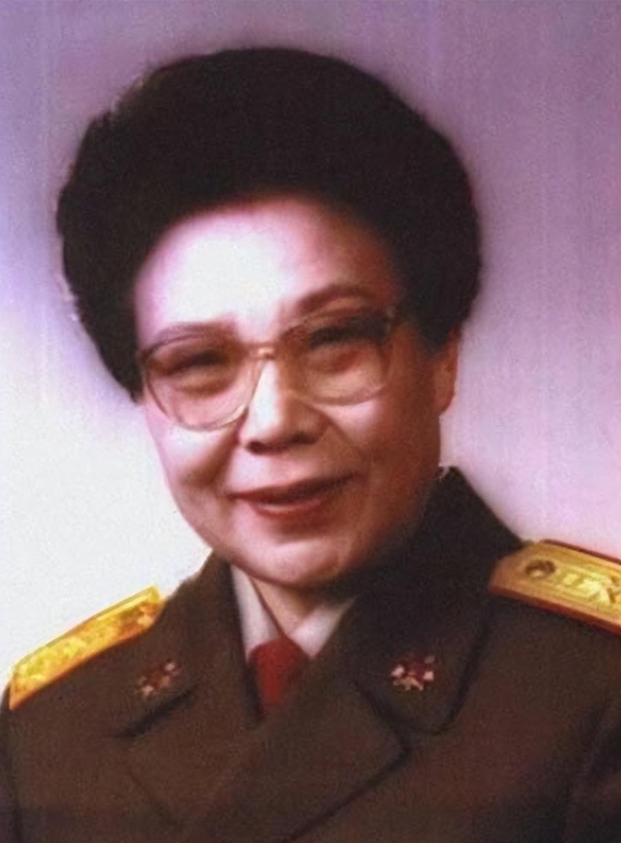 87年,女将军乔佩娟来成都演出,见到记者后介绍:这是小兵阎维文