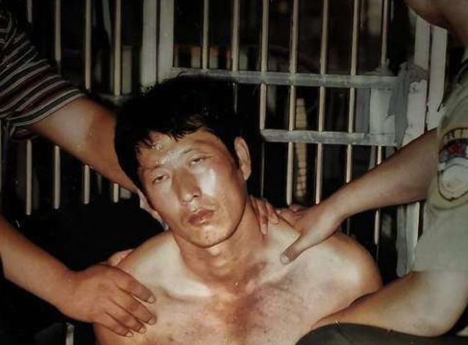 1997年,白宝山杀死17人后,民警将其给包围,为了母亲放弃抵抗