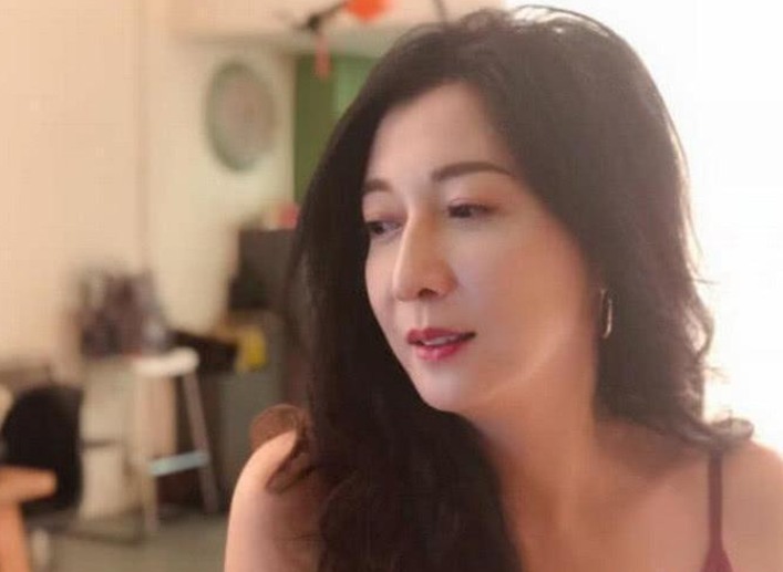 吴绮莉价值1500万的豪宅杂草丛生,女儿离开后她无心打扫!