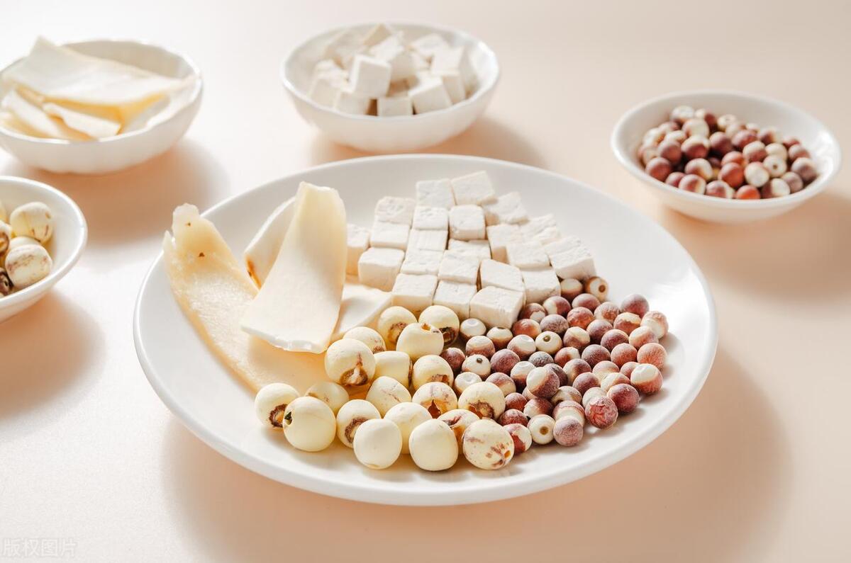 芡实与莲子传统的药食同源食材,不仅口感丰富,营养价值还高