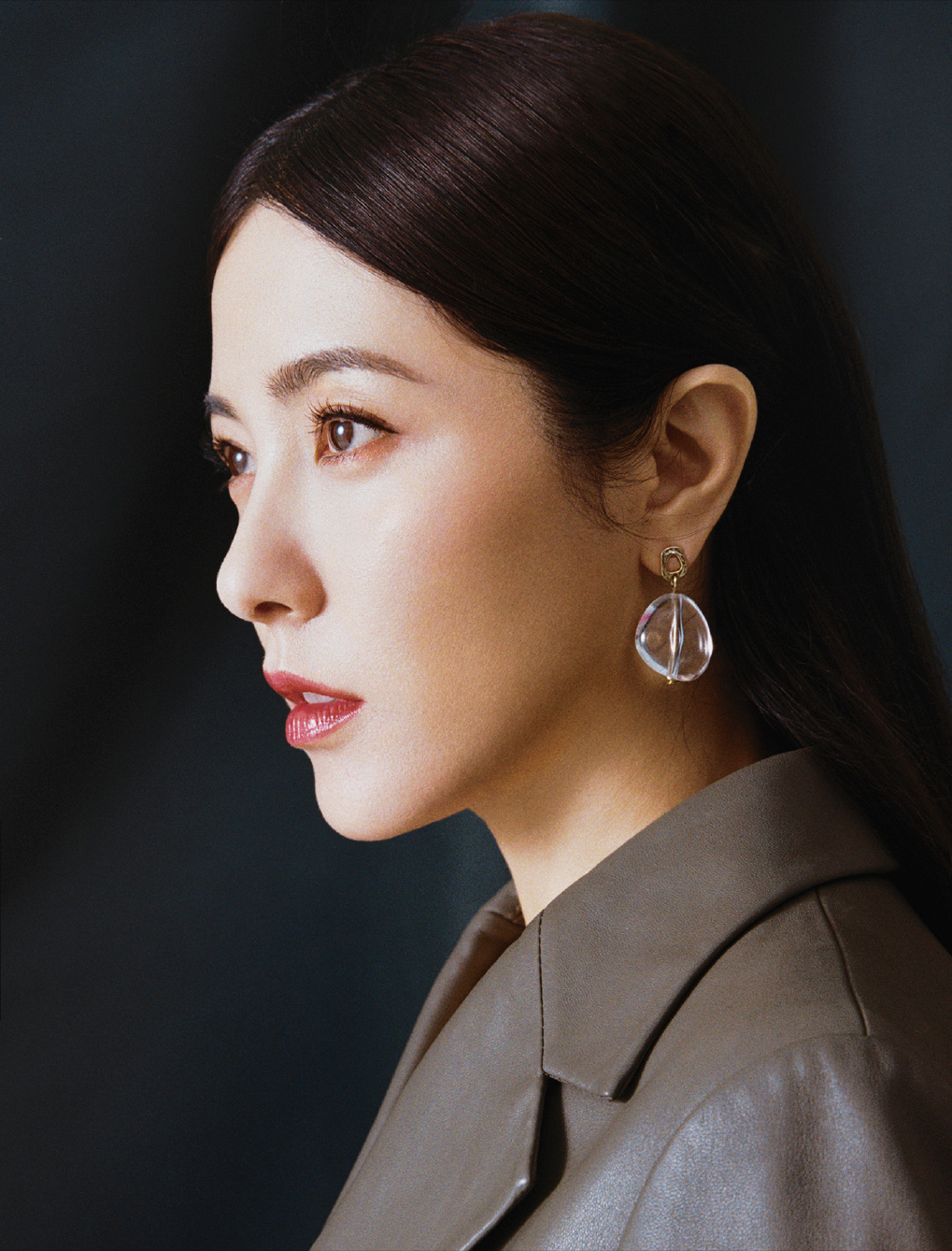 太惊艳!曾黎闪现西安,穿拖鞋南门排队买小吃,蹲地吃饭无人识!