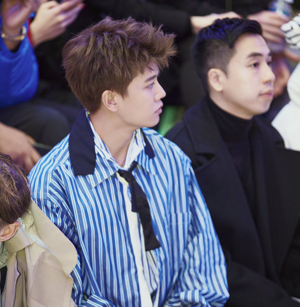 任嘉伦天空蓝色寸衫造型