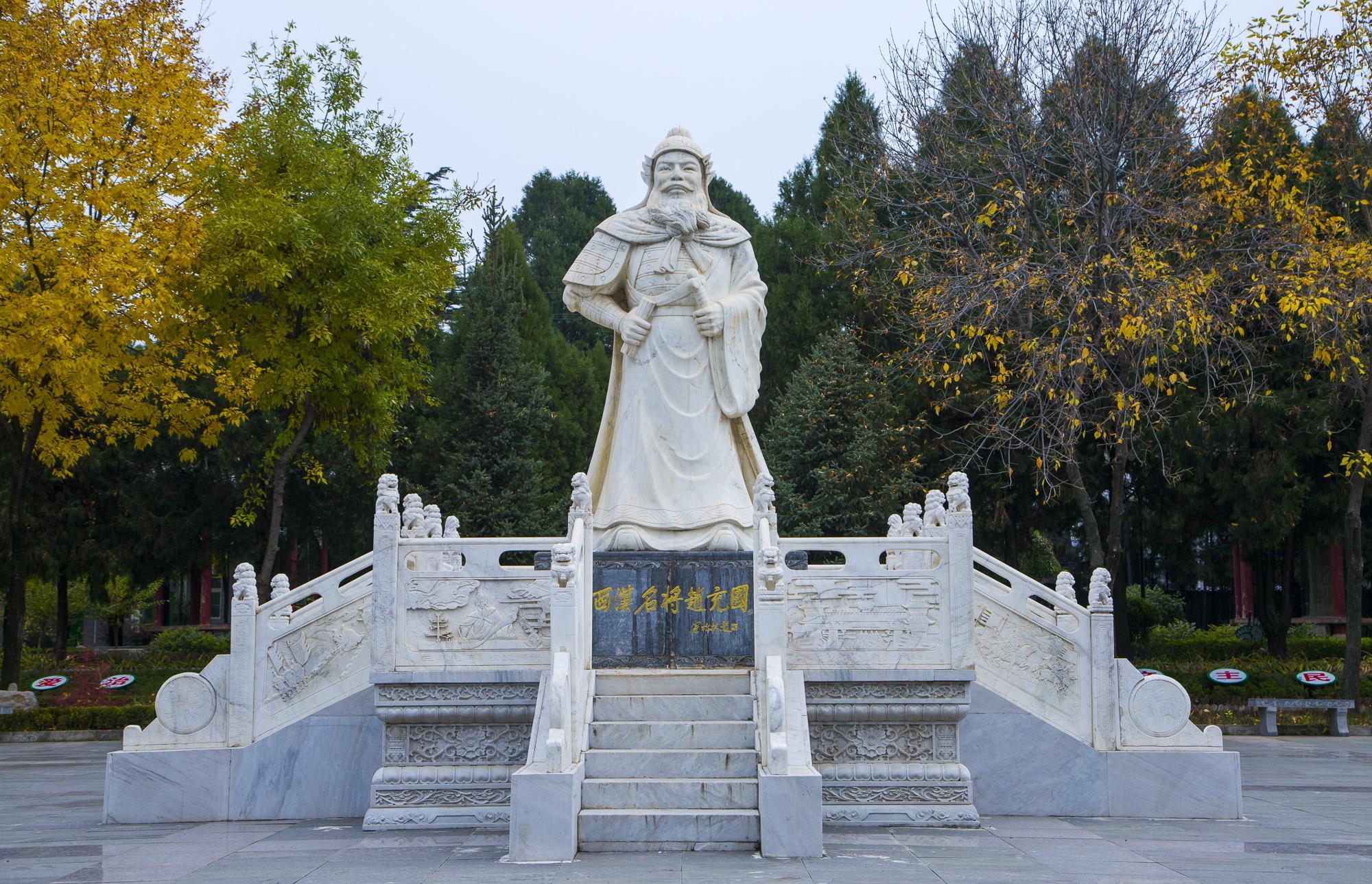 在历史长河中,有许多英雄人物因其杰出贡献而被后人称道