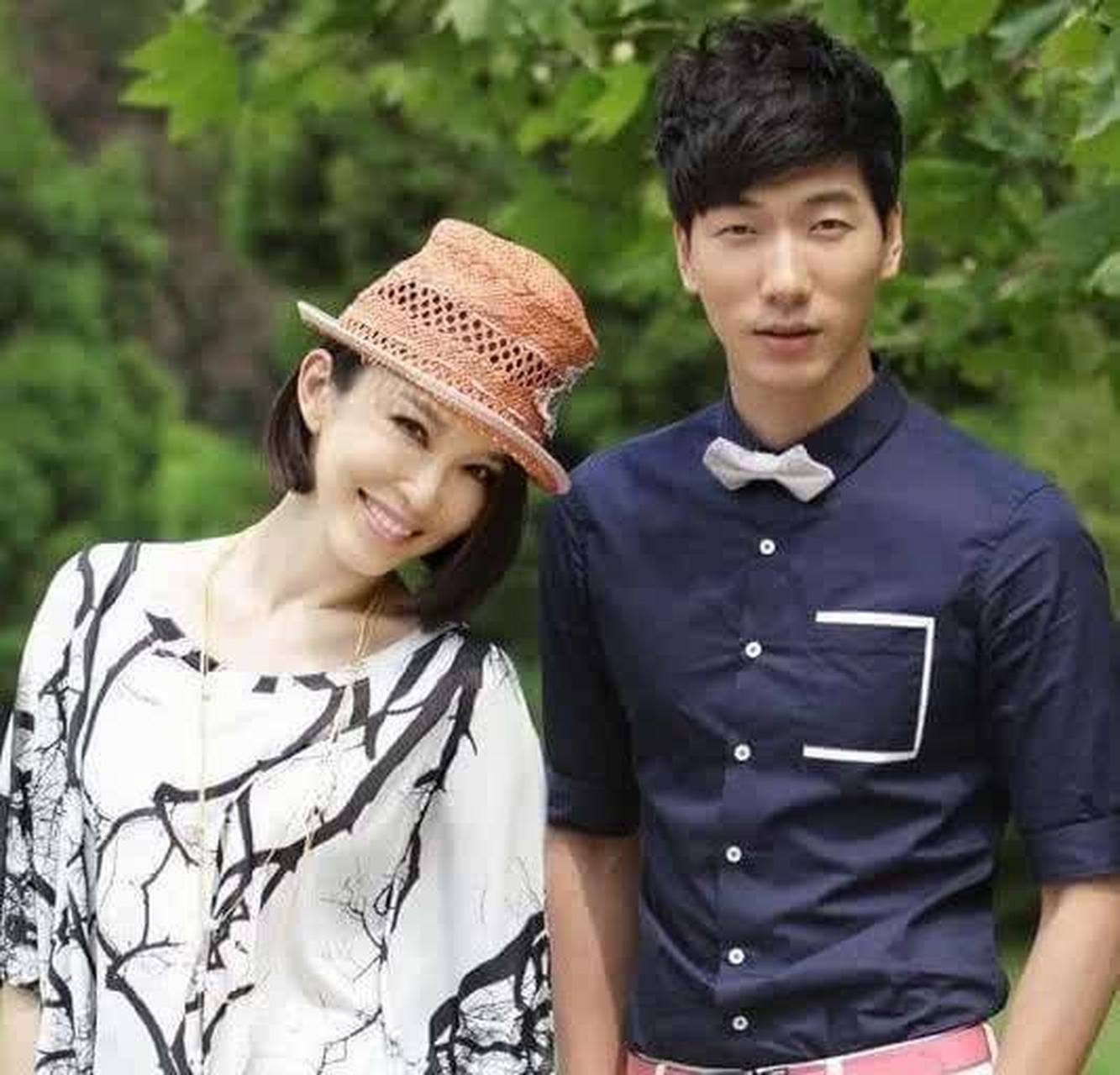 张亮携前妻寇静与女儿同回别墅