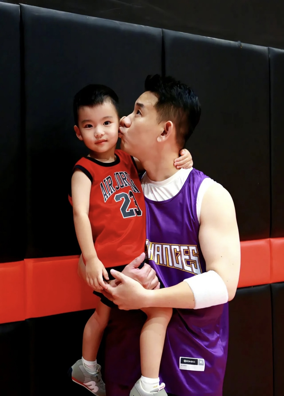 主持人李响是生了一个mini版小李响,好可爱好帅气.