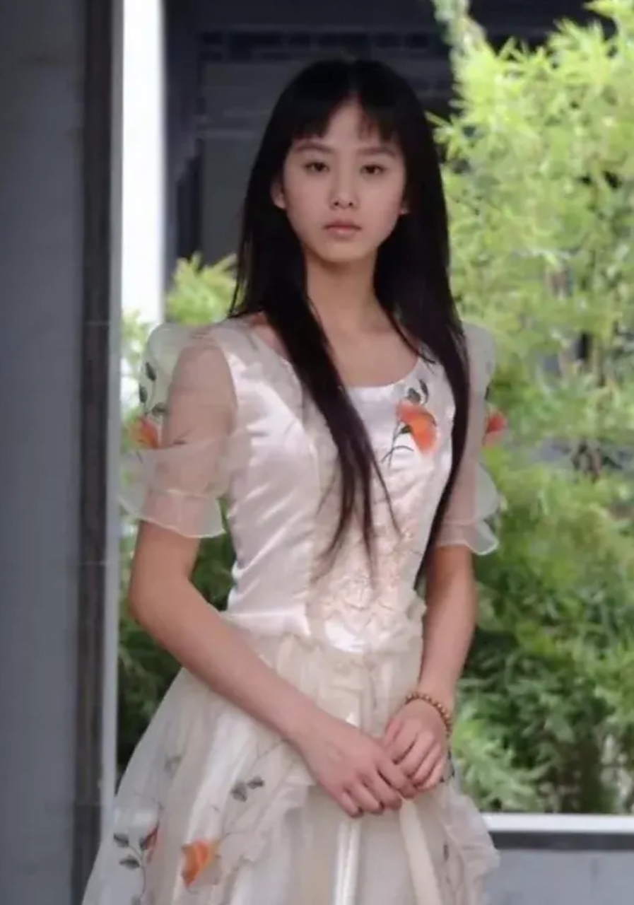 从这两张早期照片中不难看出,那时十八九岁的刘诗诗非常的清丽脱俗!