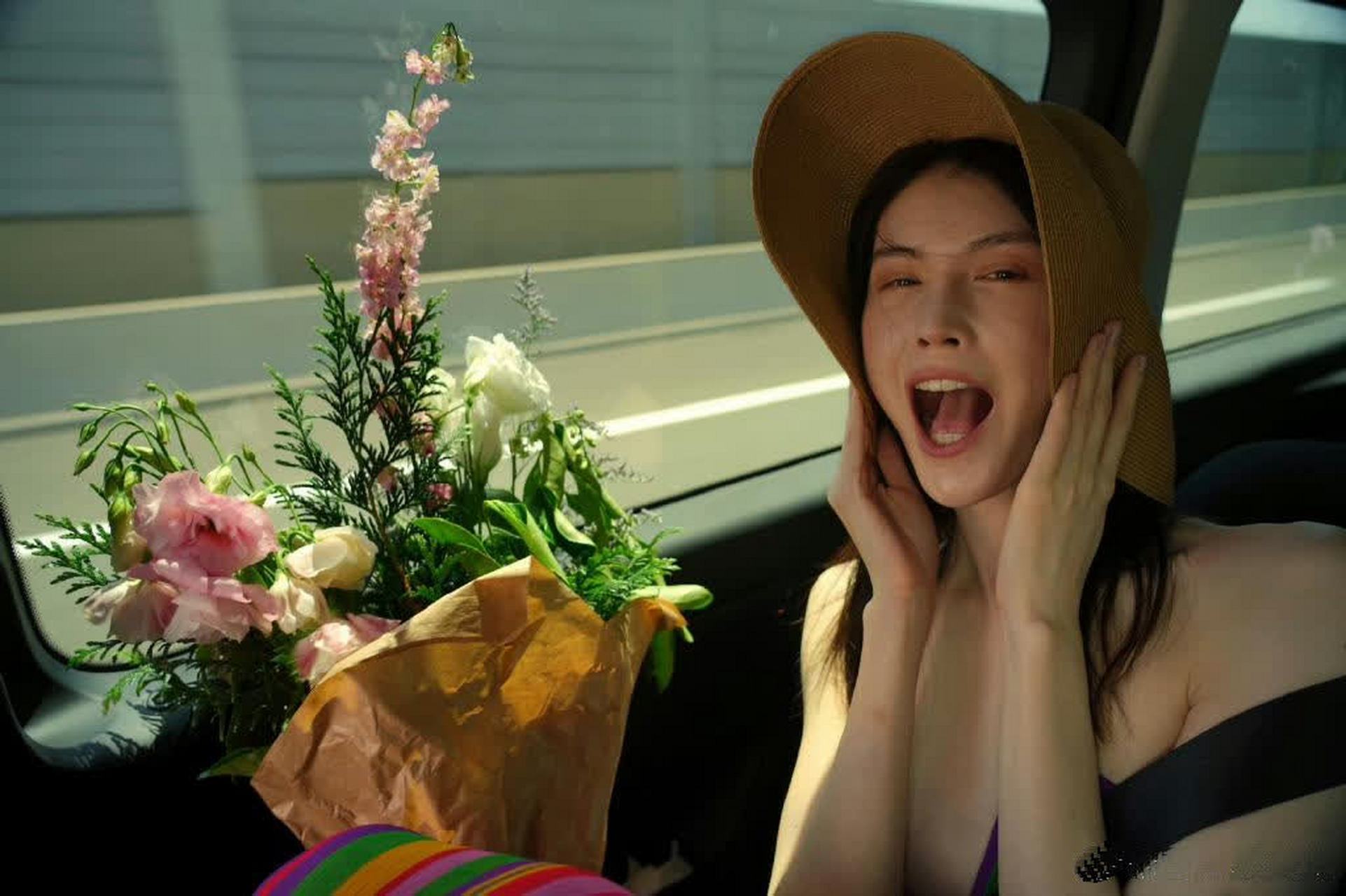 何穗的内衣秀如同神秘的花园,每一个角落都充满了惊喜和美丽.(2)