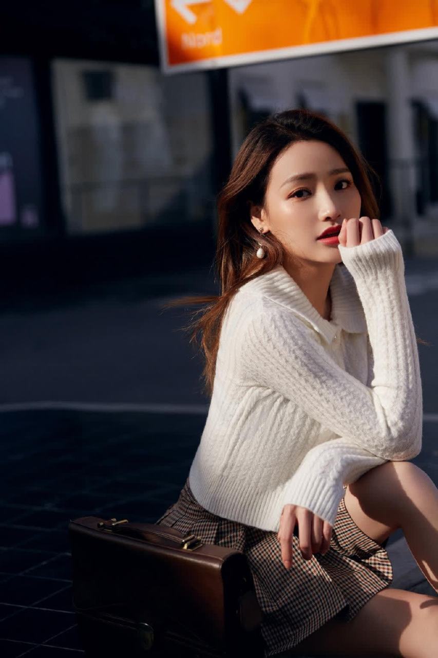 许馨文白毛衣甜美街拍