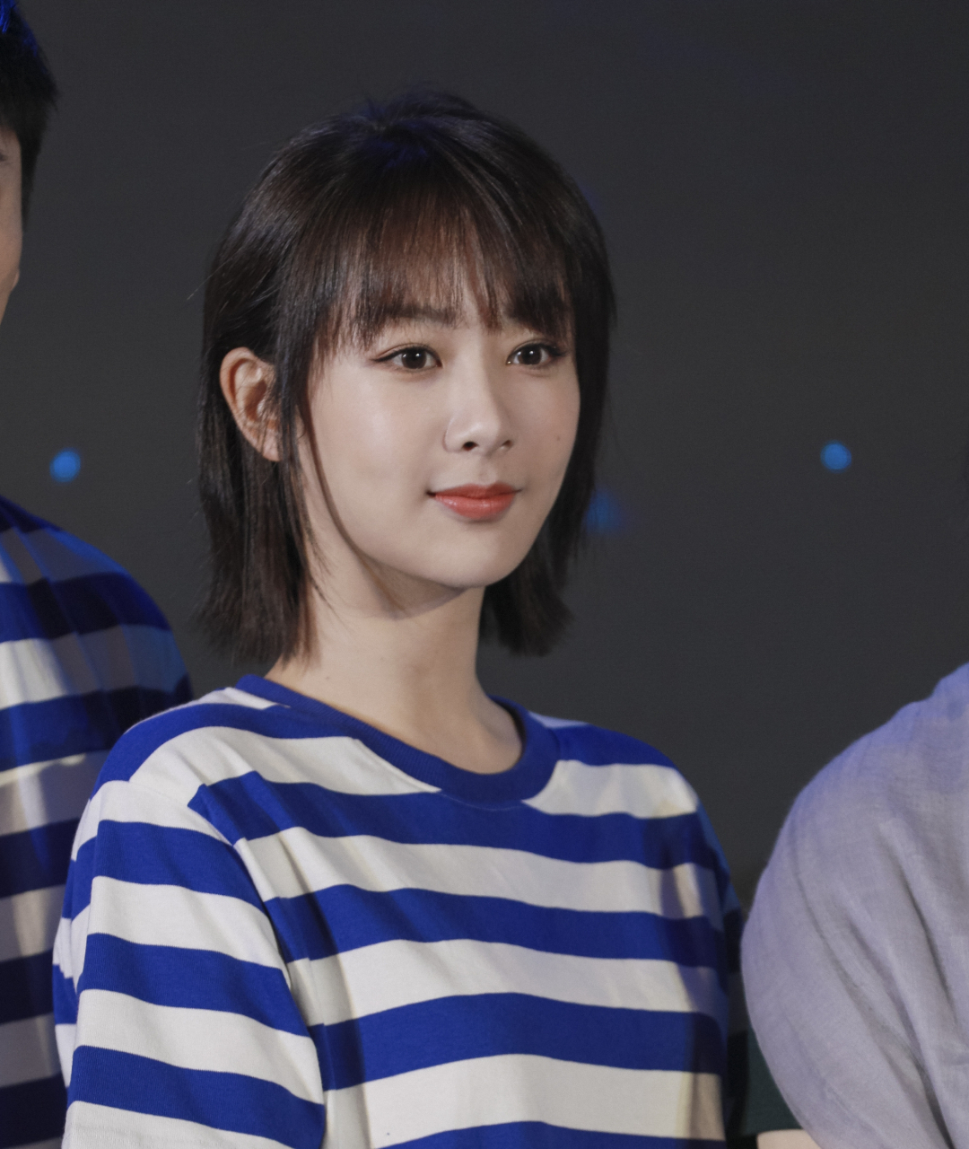 杨紫这身格条衫再加上学生短发造型,不仅显得很少女,并且也很释放阳光