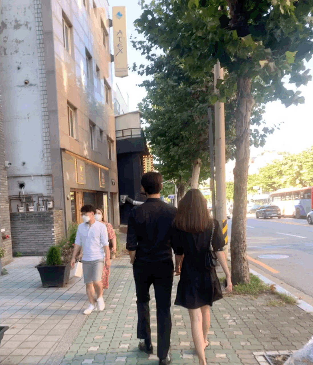 玉泽演和女友牵手逛街