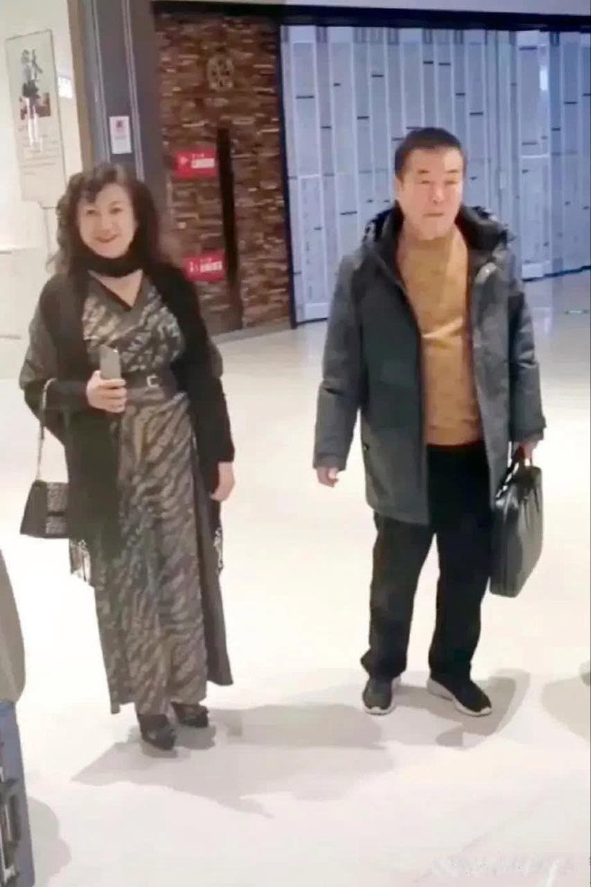 何庆魁带着新媳妇一起旅游