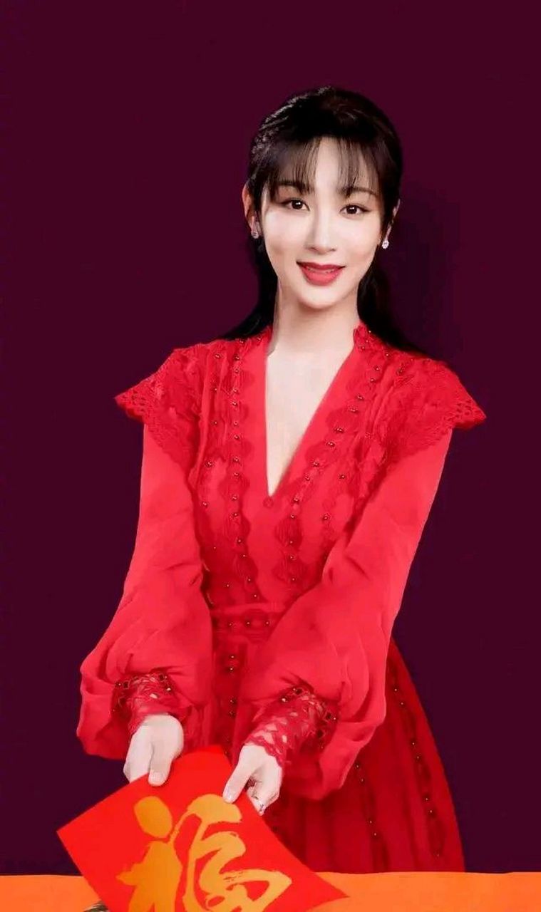 杨紫穿大红色礼服裙造型
