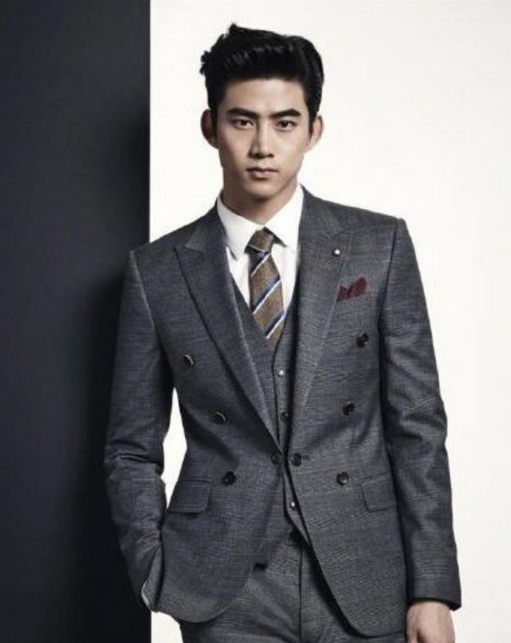 玉泽演和女友牵手逛街