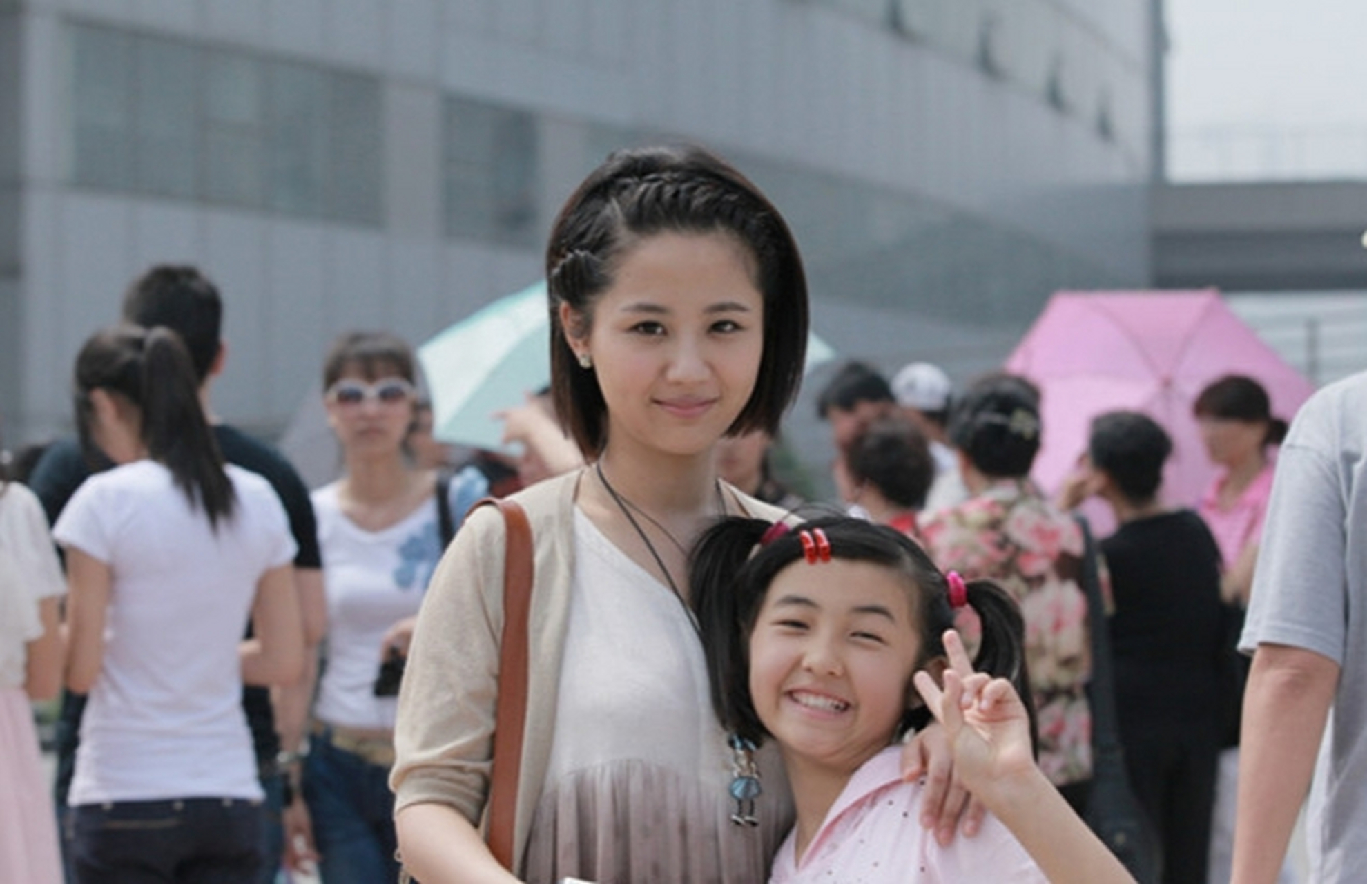 那时19岁的杨紫与10岁张子枫一起同框合影