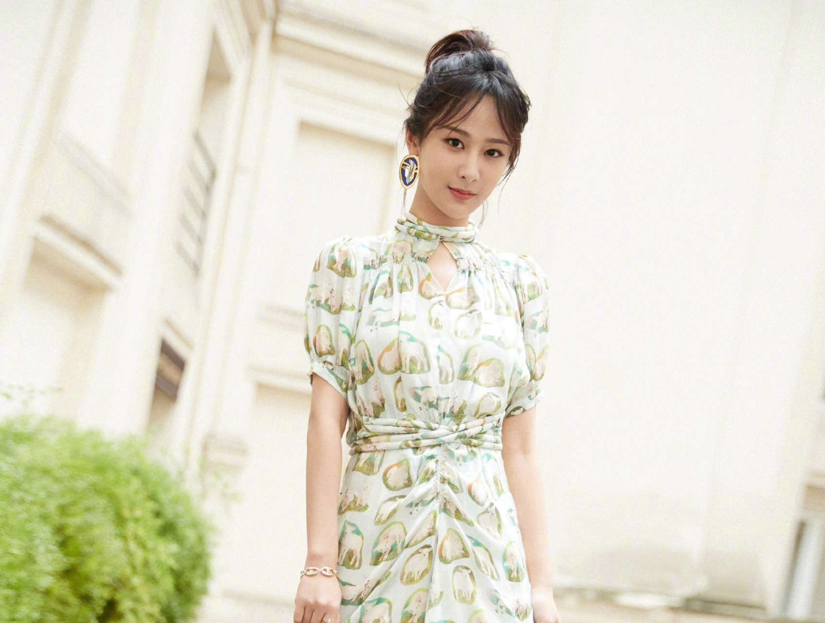 杨紫碎花裙造型是又美又动人