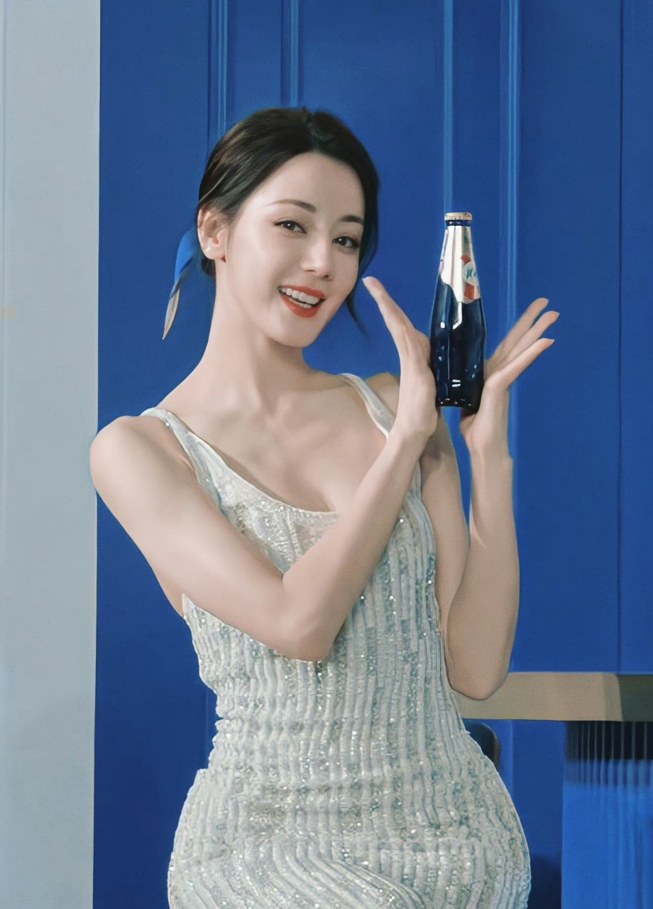 迪丽热巴浅色吊带长裙,妆容美如画.