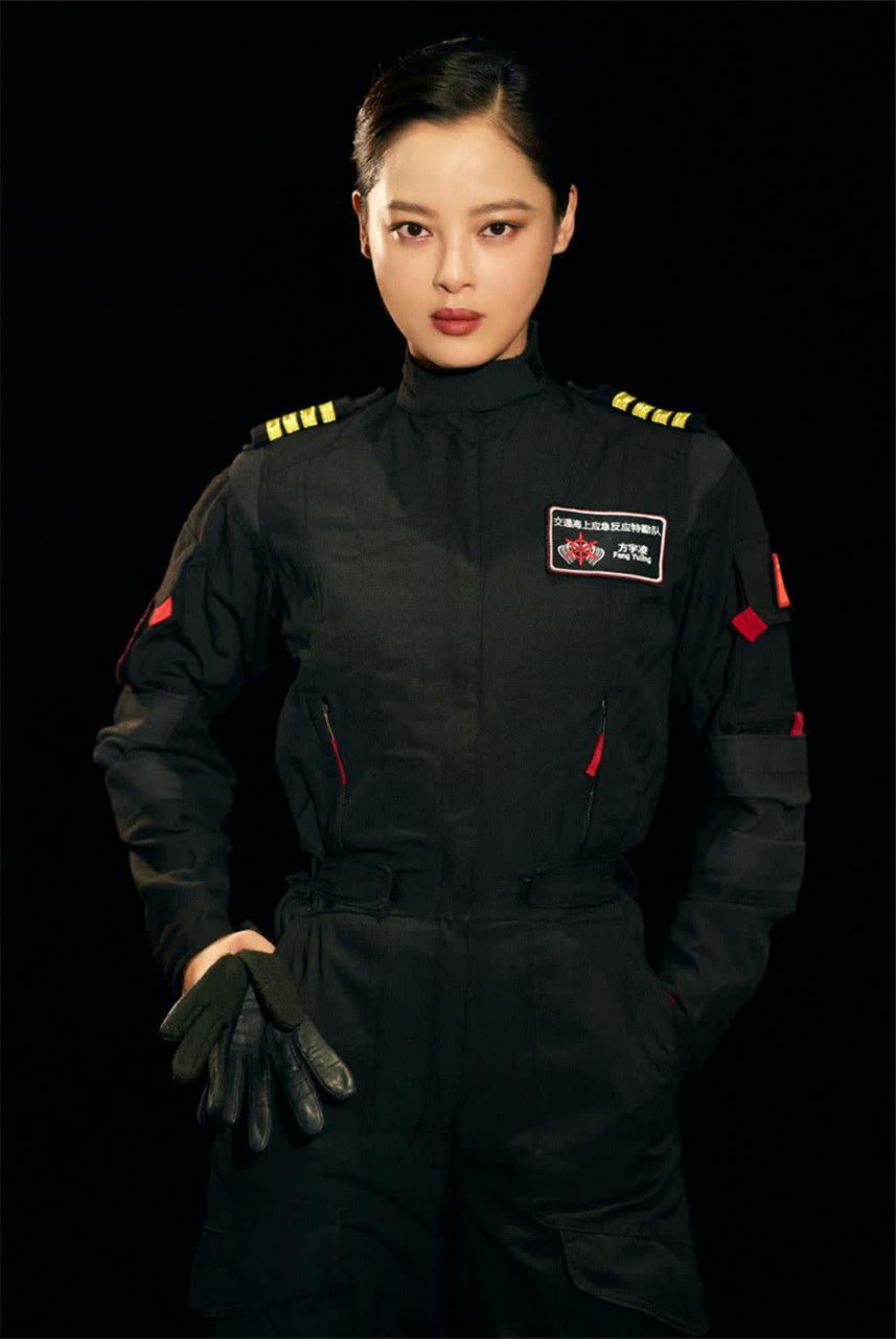 辛芷蕾电影《紧急救援》制服造型,英姿飒爽,酷感十足