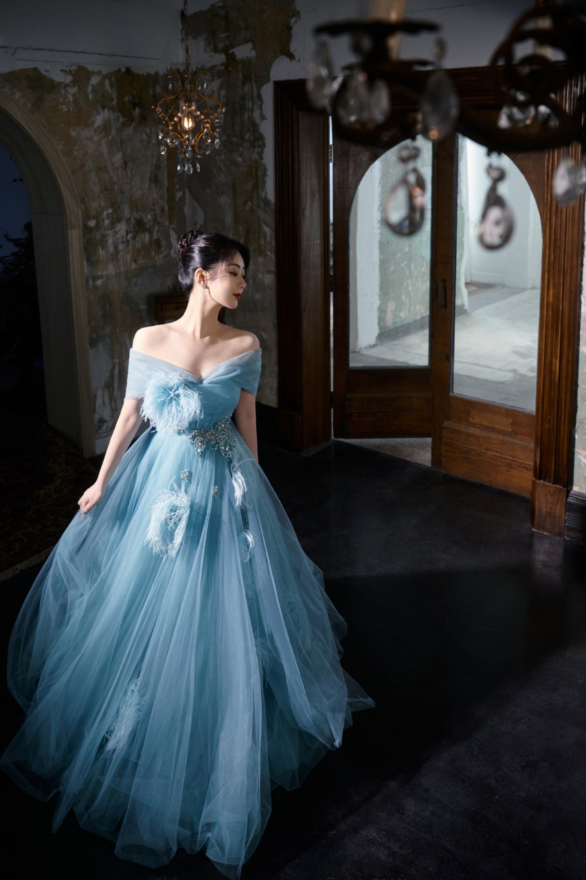 杨紫一袭蓝色露肩公主裙,宛如少女一样优雅动人,整个人看起来也多了几