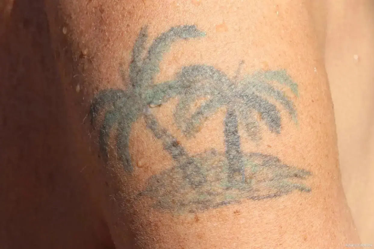 女子全身纹身,相亲8次全部失败,躲在角落哭泣,网友称:这是一生的污点!