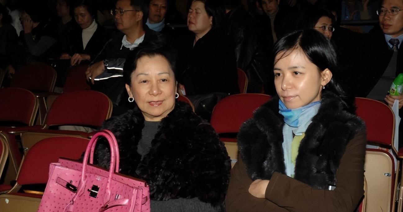 刘嘉玲罕晒与婆婆合照!梁妈妈头发全黑好年轻!梁朝伟妹妹也在场