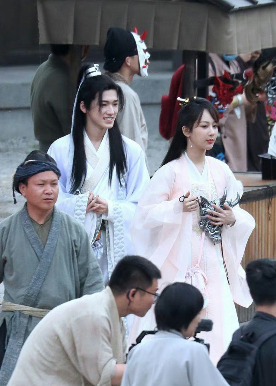 看宋亚轩偷看杨紫姐姐的小眼神就知道杨紫本人一定很漂亮!#娱乐