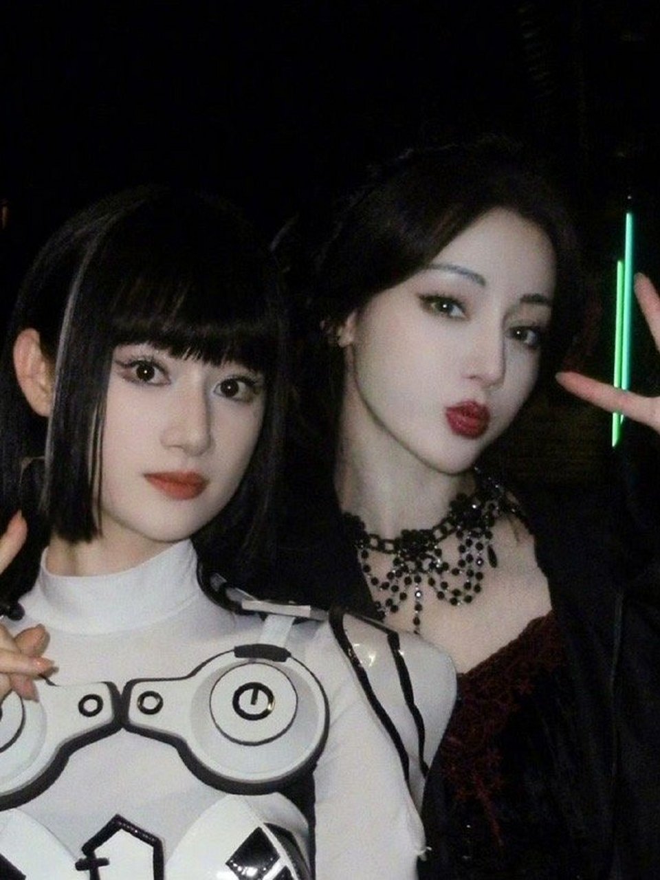 郭晓婷晒和迪丽热巴合照. 真正的美女同框!