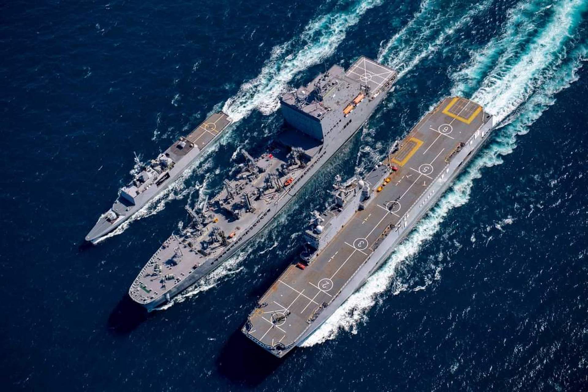 美军补给舰同时为法国护卫舰和两栖攻击舰进行补给.