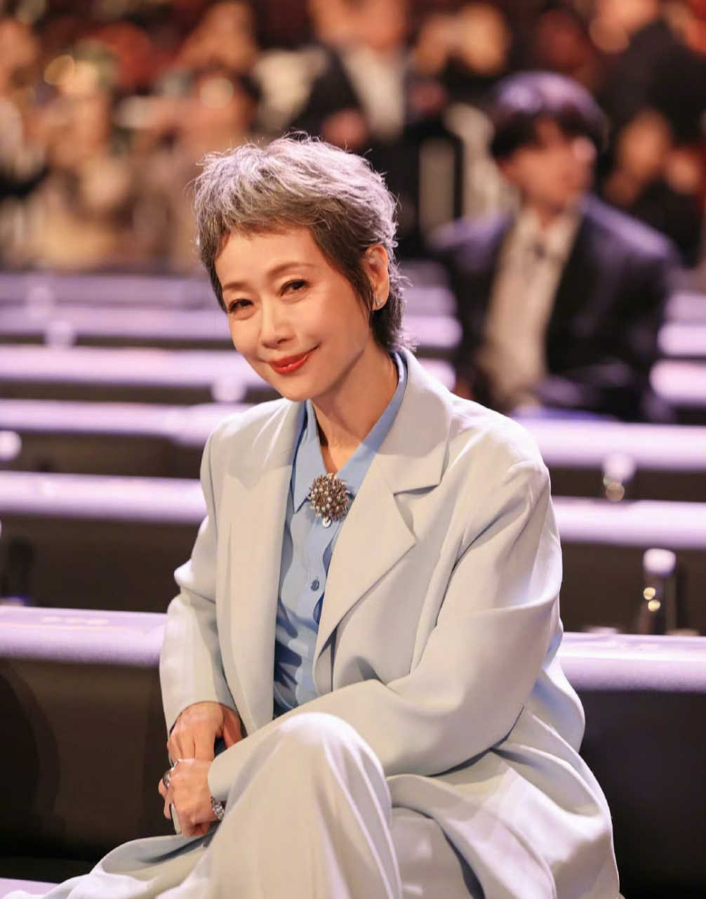 美人在骨不在皮,叶童的美真的是太高级了,看看这组穿蓝色西装的照片