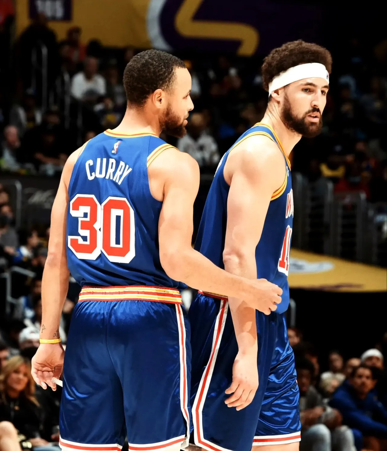 克莱谈库里:  "我打电话给库里,我请求他,我让他不要给管理层施压留下