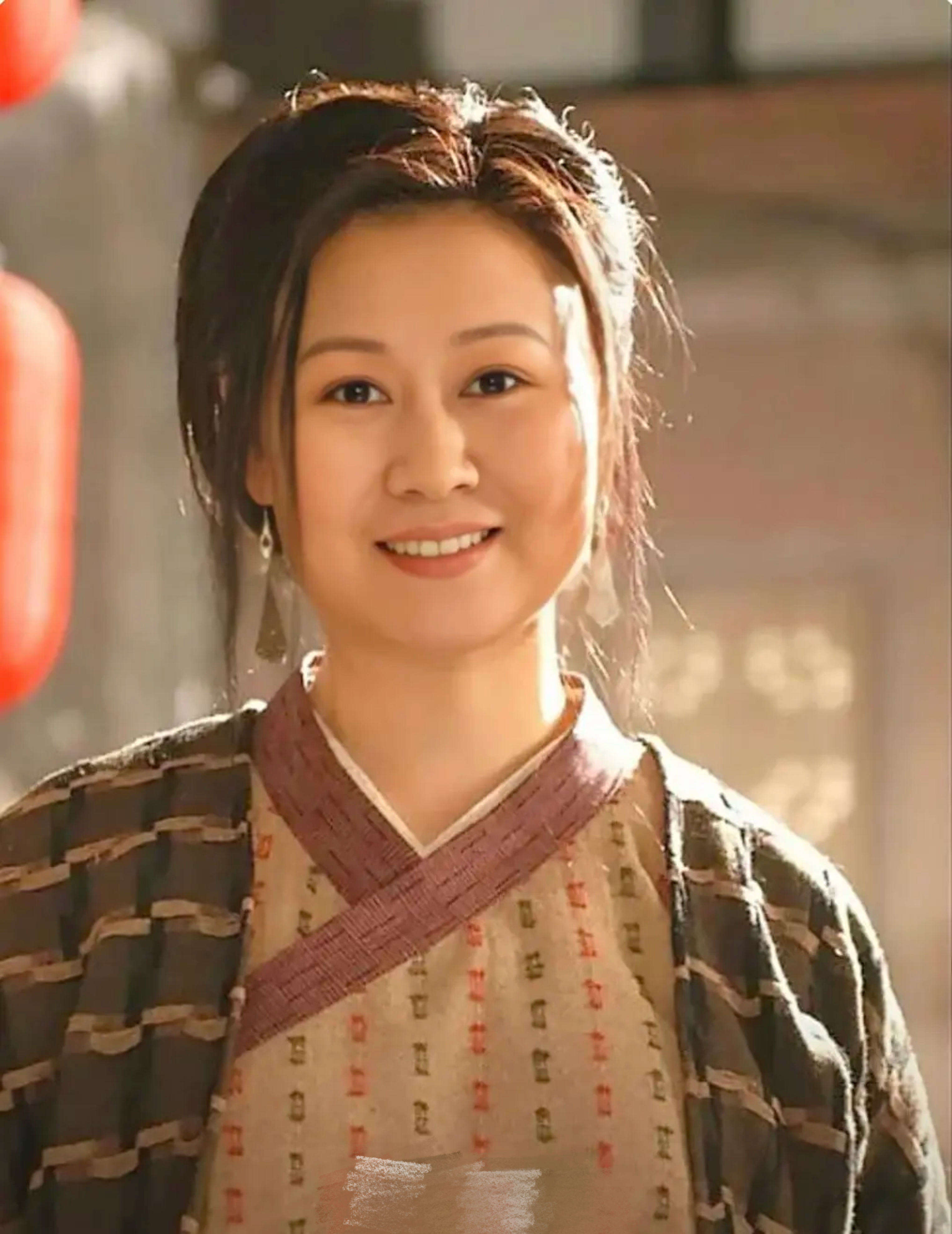 《我的阿勒泰》里的奶奶,《武林外传》里的展堂他娘,虽然有化妆扮老