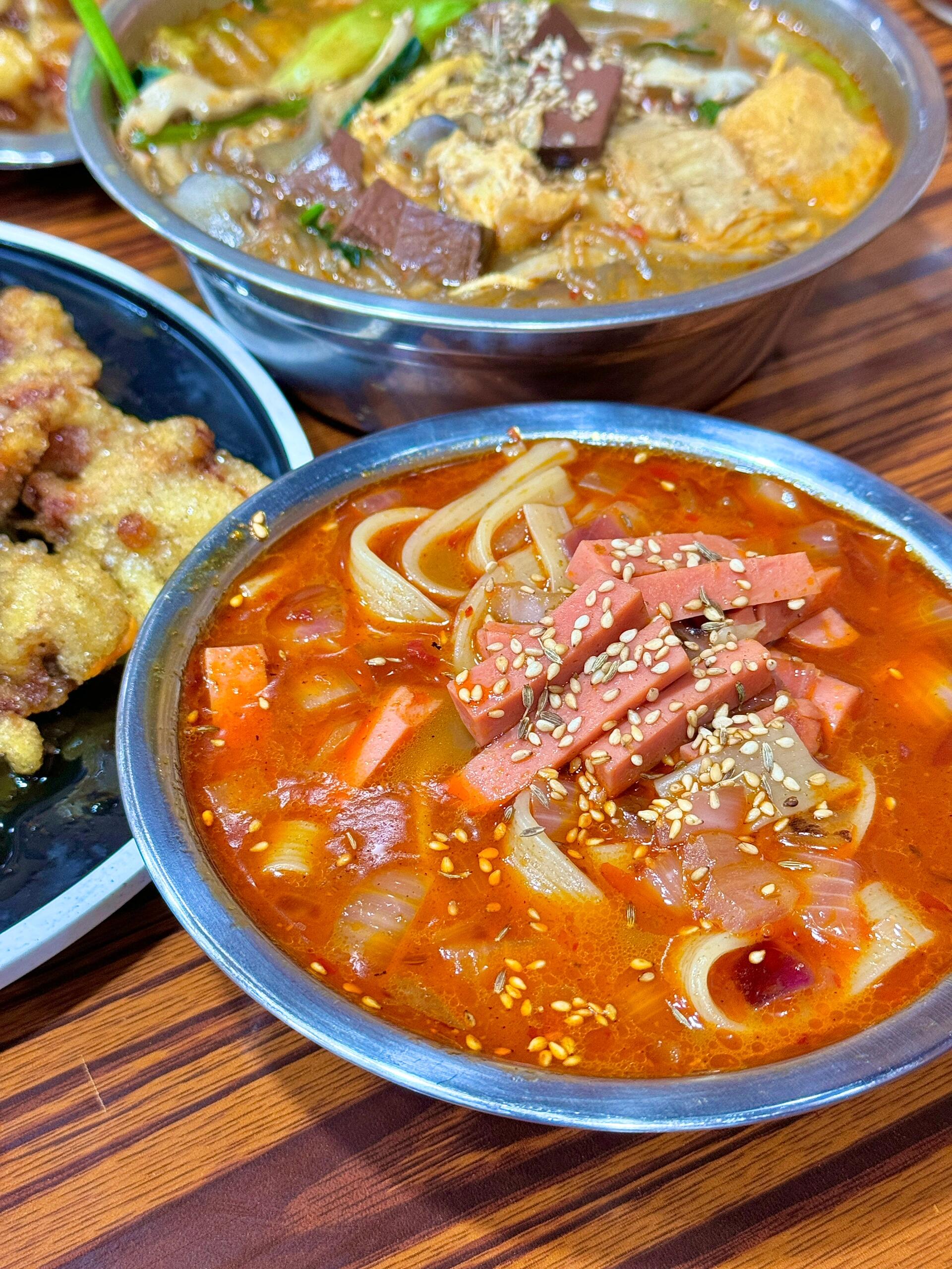 他家的招牌醋喷鸡架老式锅包肉麻辣烫都是