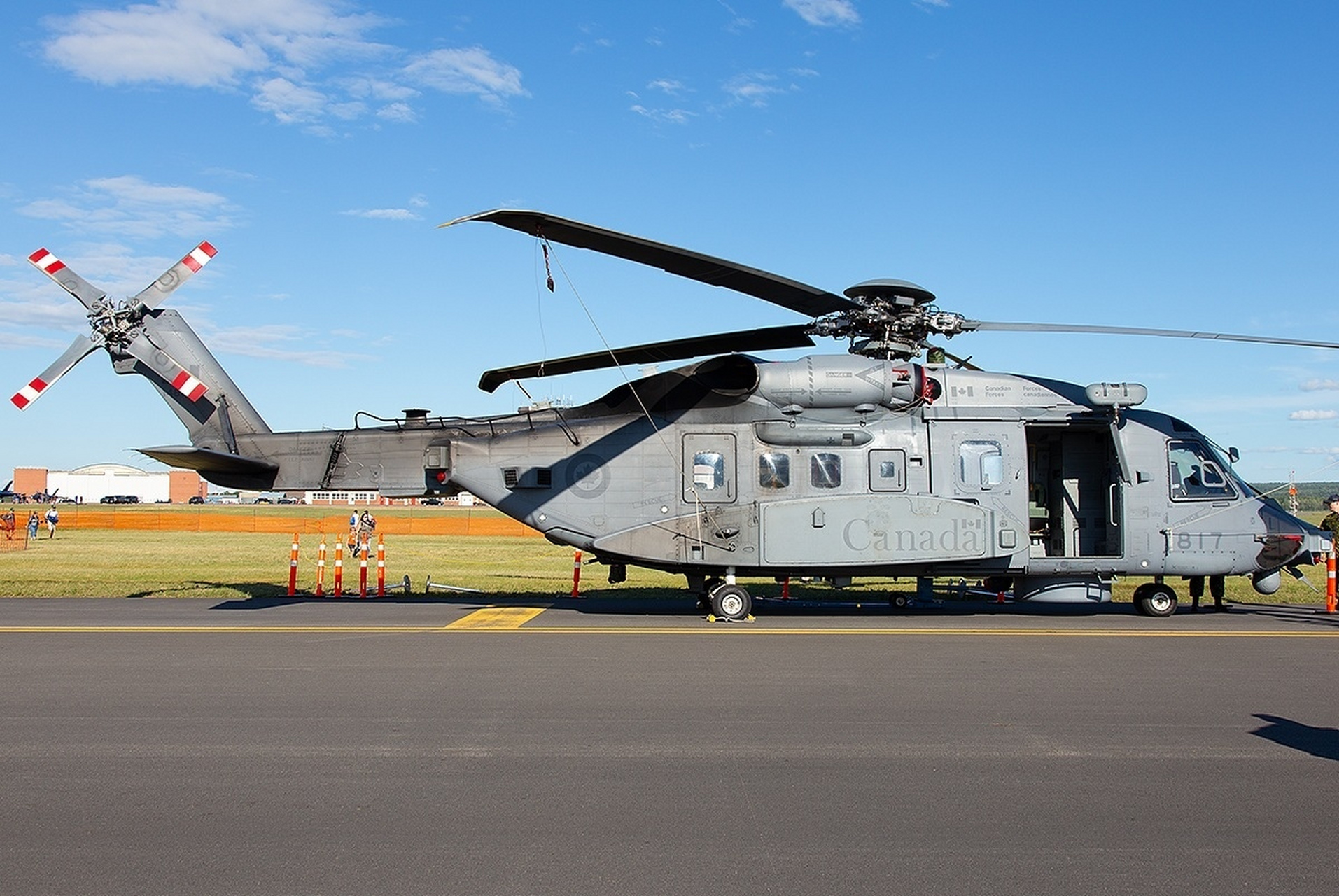 装备欣赏:加拿大海军装备的ch-148直升机,该机是美国西科斯基为加拿大