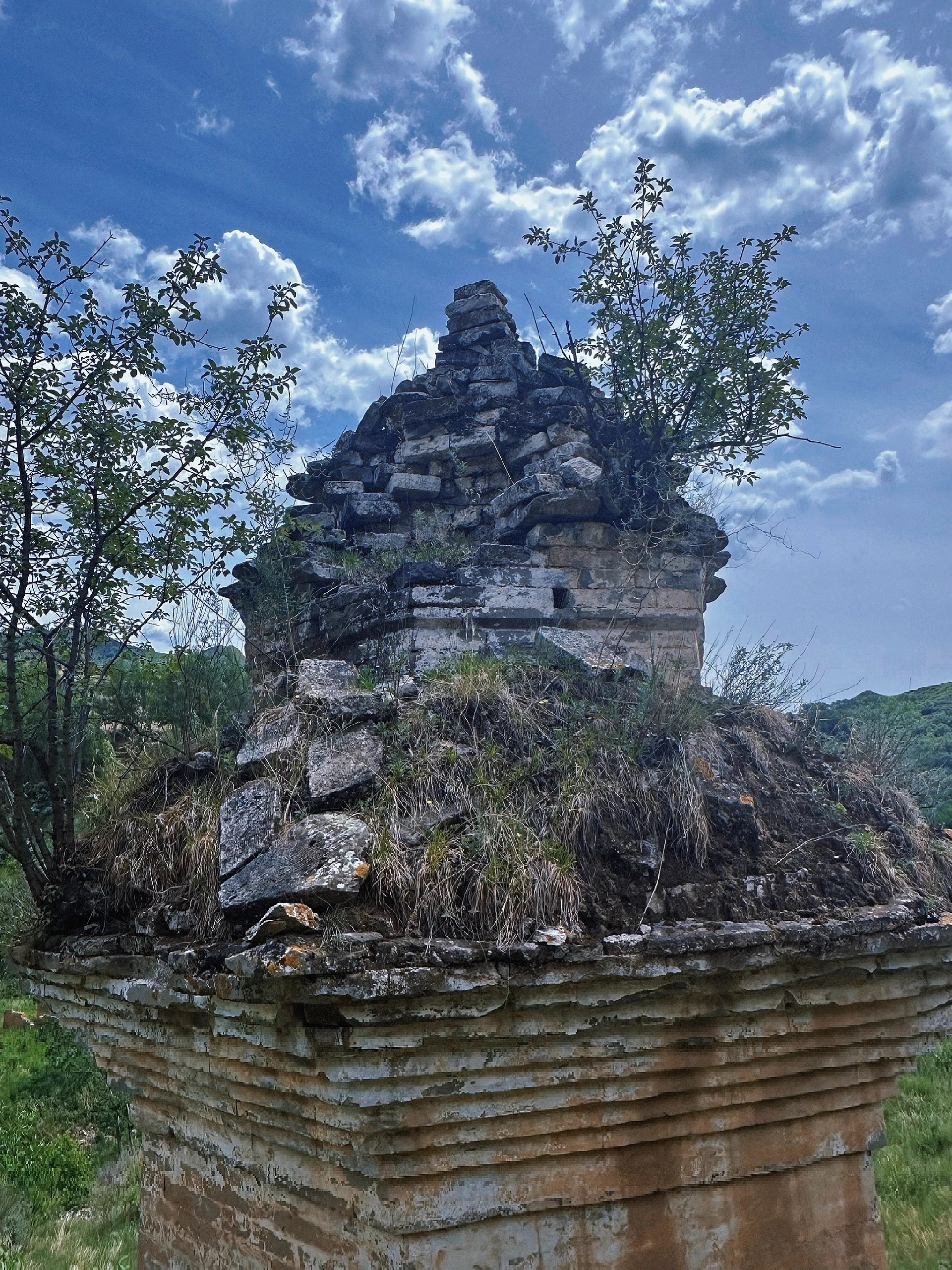是五台山台外寺院之一法华寺的僧人墓塔