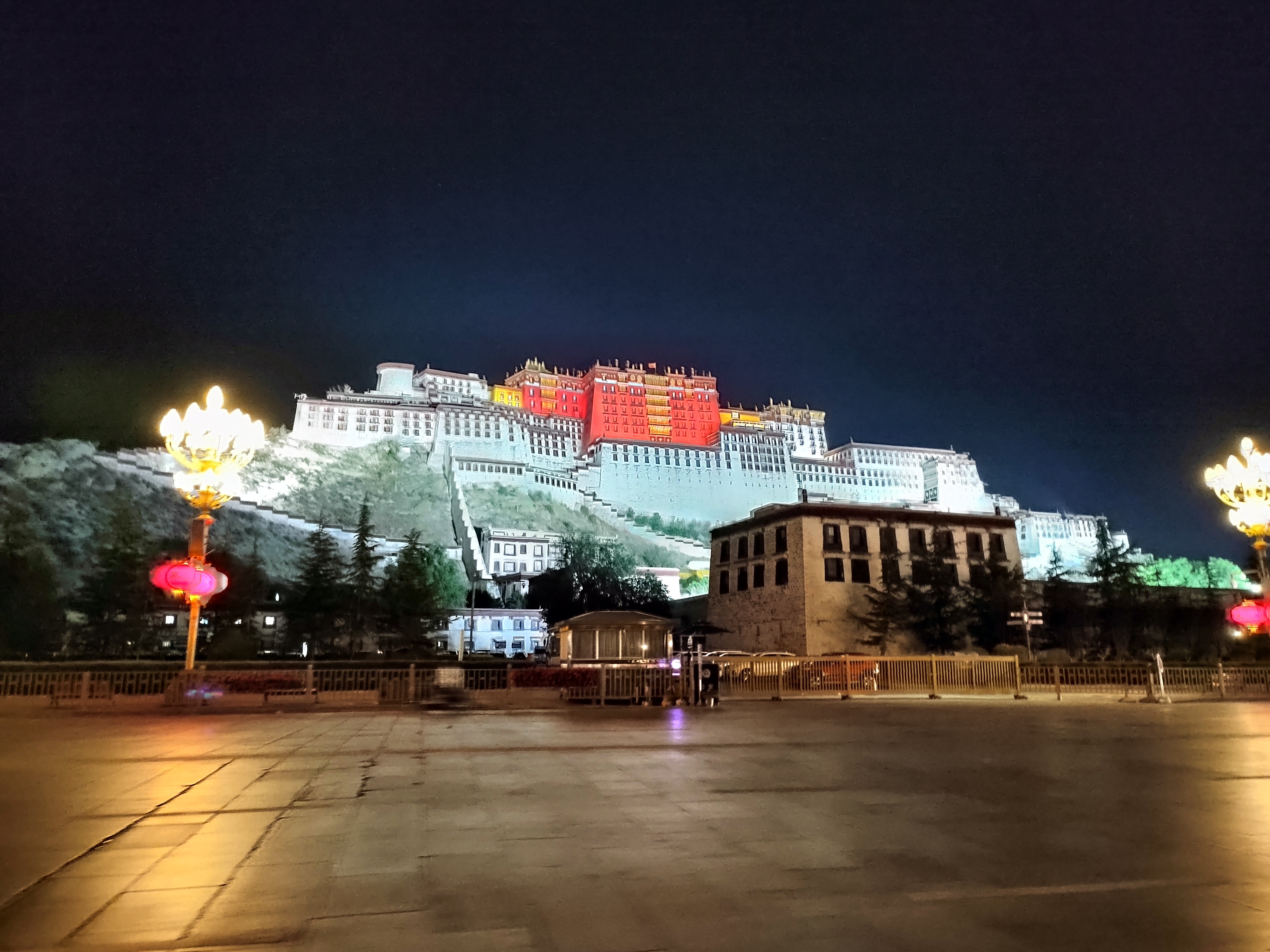 要想拍摄布达拉宫的夜景,就要去拉萨广场,但晚上的拉萨广场人巨多